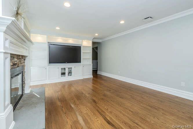 30 Knoll Lane, Glen Head, NY 11545