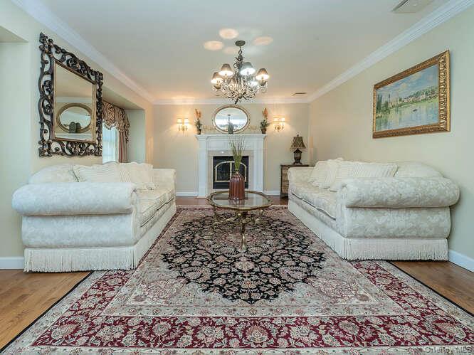 30 Knoll Lane, Glen Head, NY 11545