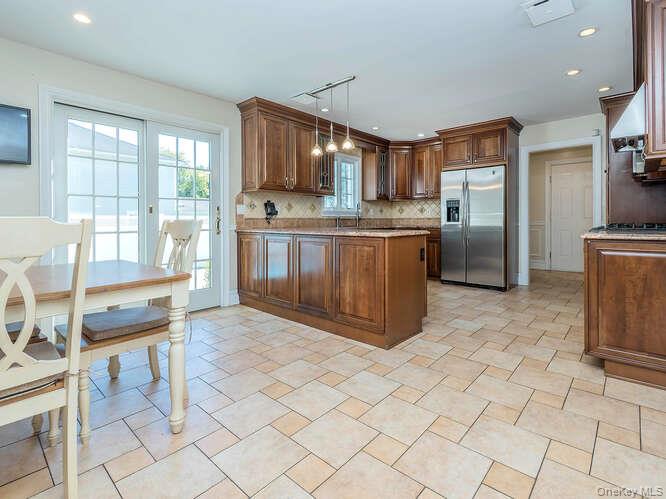 30 Knoll Lane, Glen Head, NY 11545