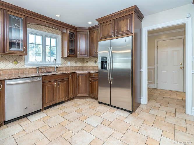 30 Knoll Lane, Glen Head, NY 11545