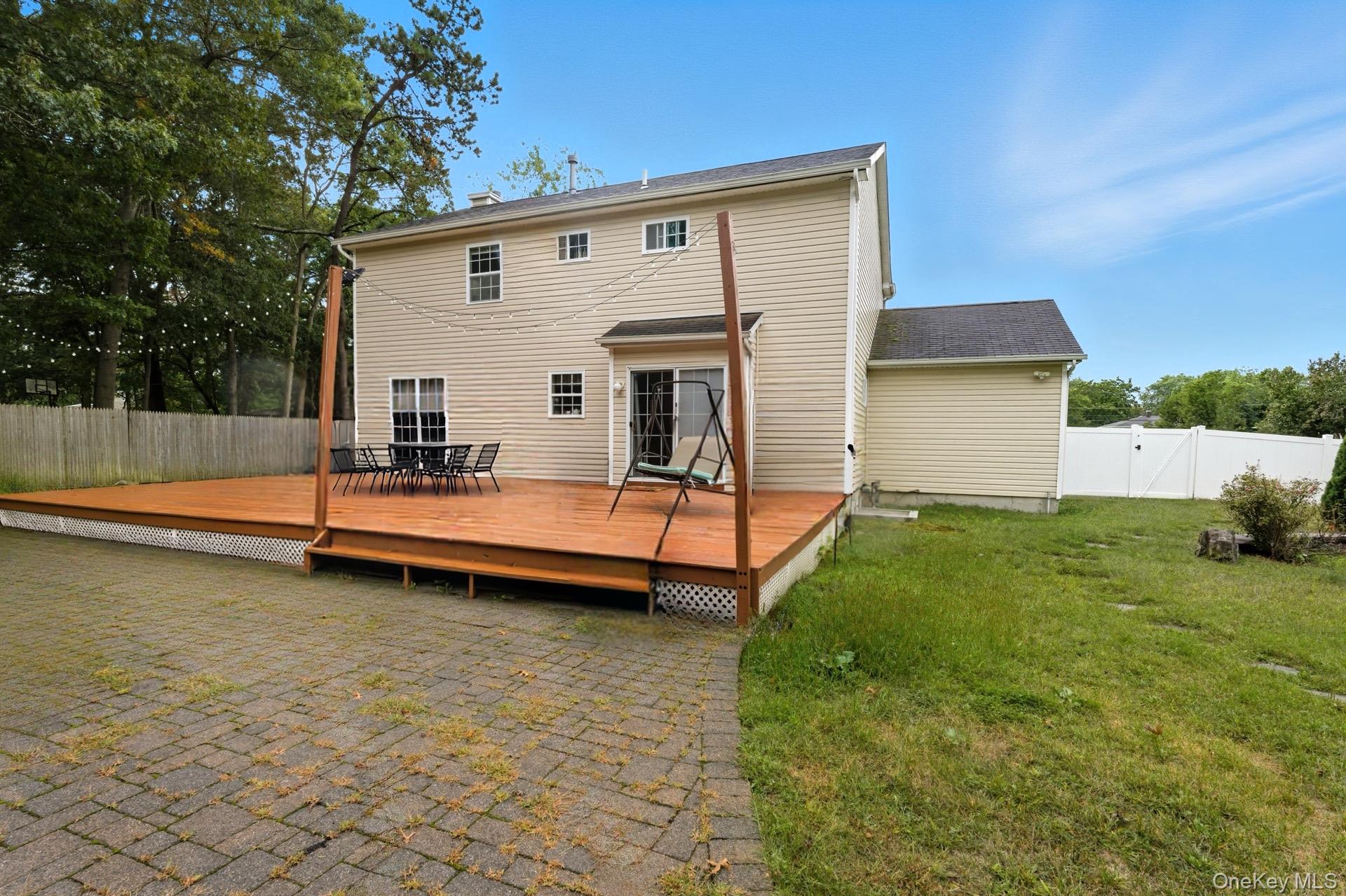 6 13th Street, Selden, NY 11784