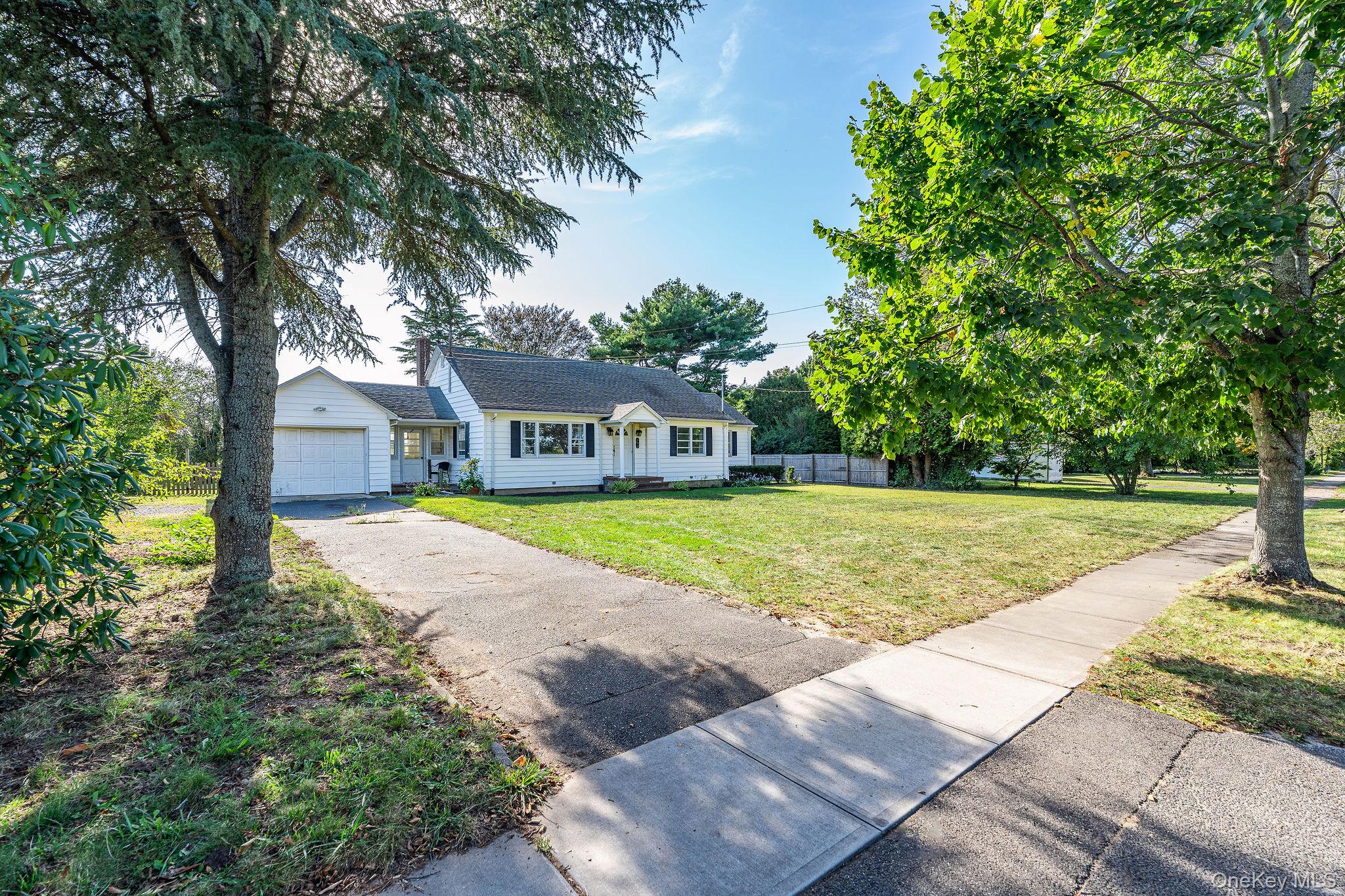 585 Peconic Lane, Peconic, NY 11958