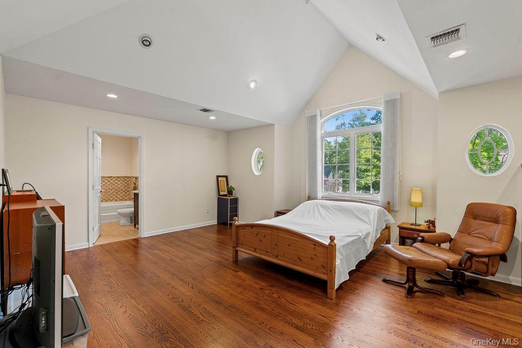 60 Plymouth Road, Great Neck Plaza, NY 11023