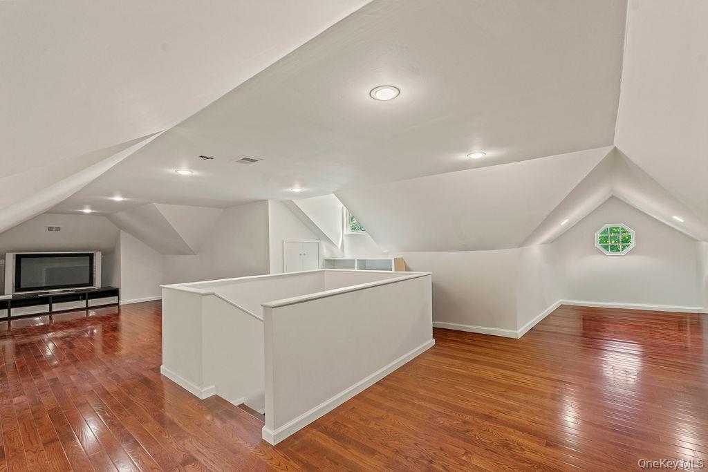 60 Plymouth Road, Great Neck Plaza, NY 11023