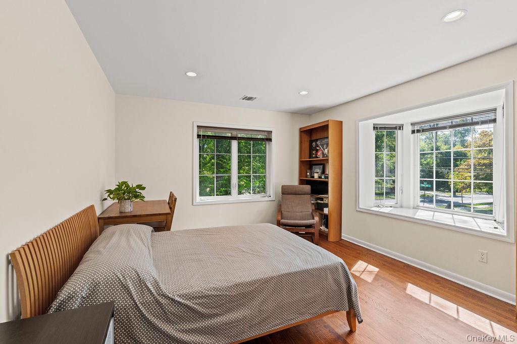 60 Plymouth Road, Great Neck Plaza, NY 11023