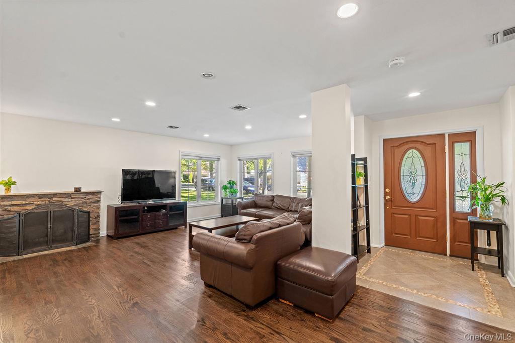 60 Plymouth Road, Great Neck Plaza, NY 11023