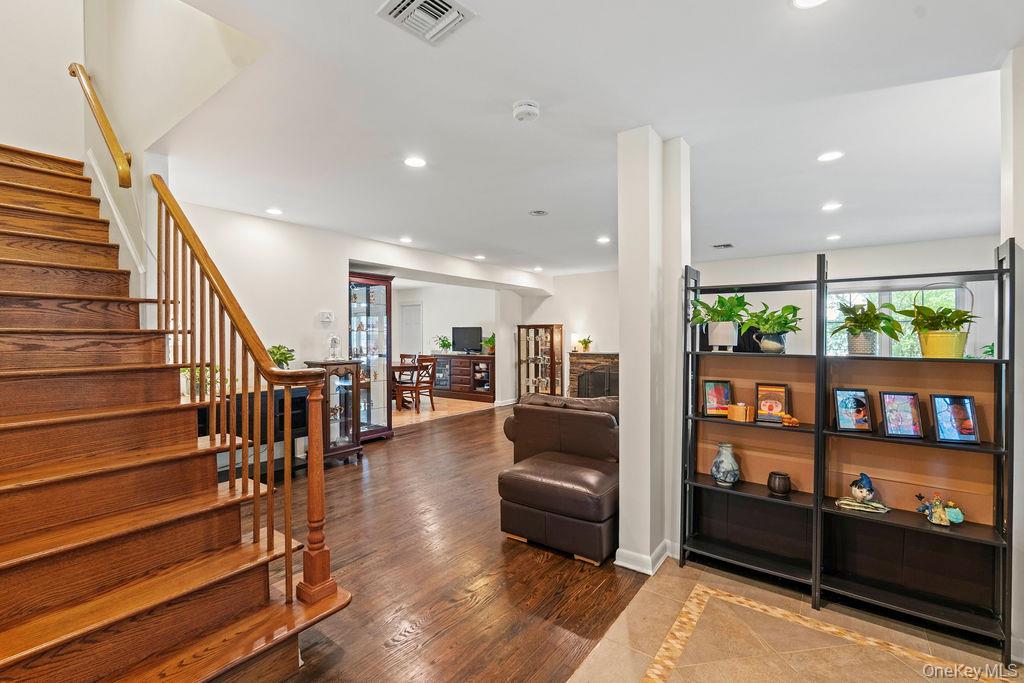 60 Plymouth Road, Great Neck Plaza, NY 11023