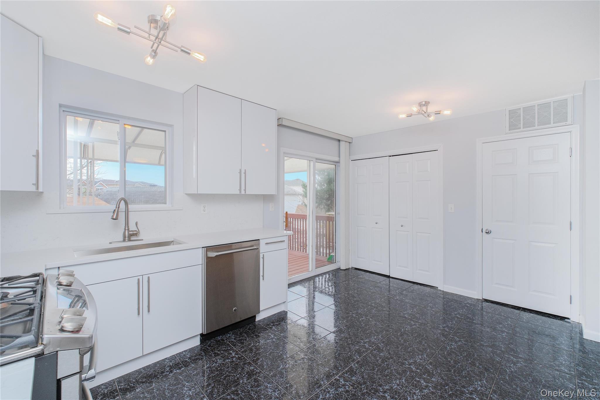 14 Ragazzi Ln, Staten Island, NY 10305