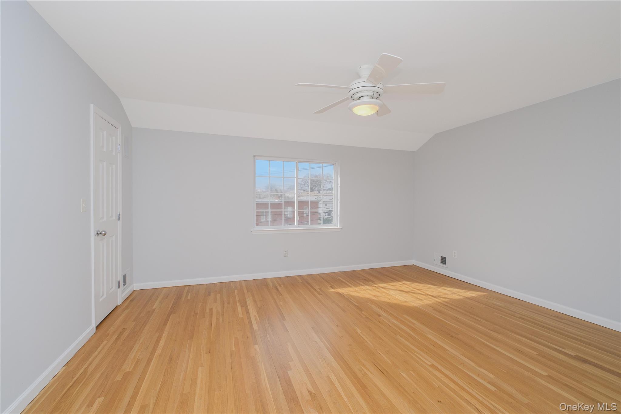 14 Ragazzi Ln, Staten Island, NY 10305