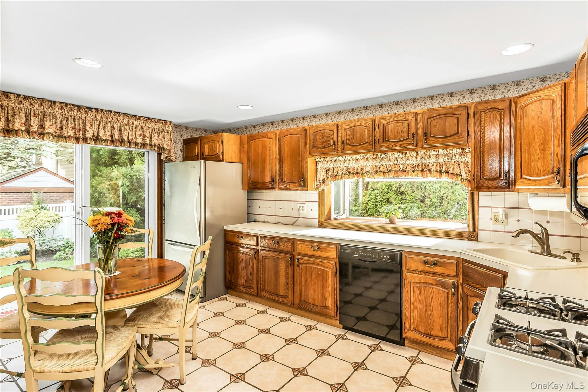 12 Roosevelt Avenue, Malverne, NY 11565