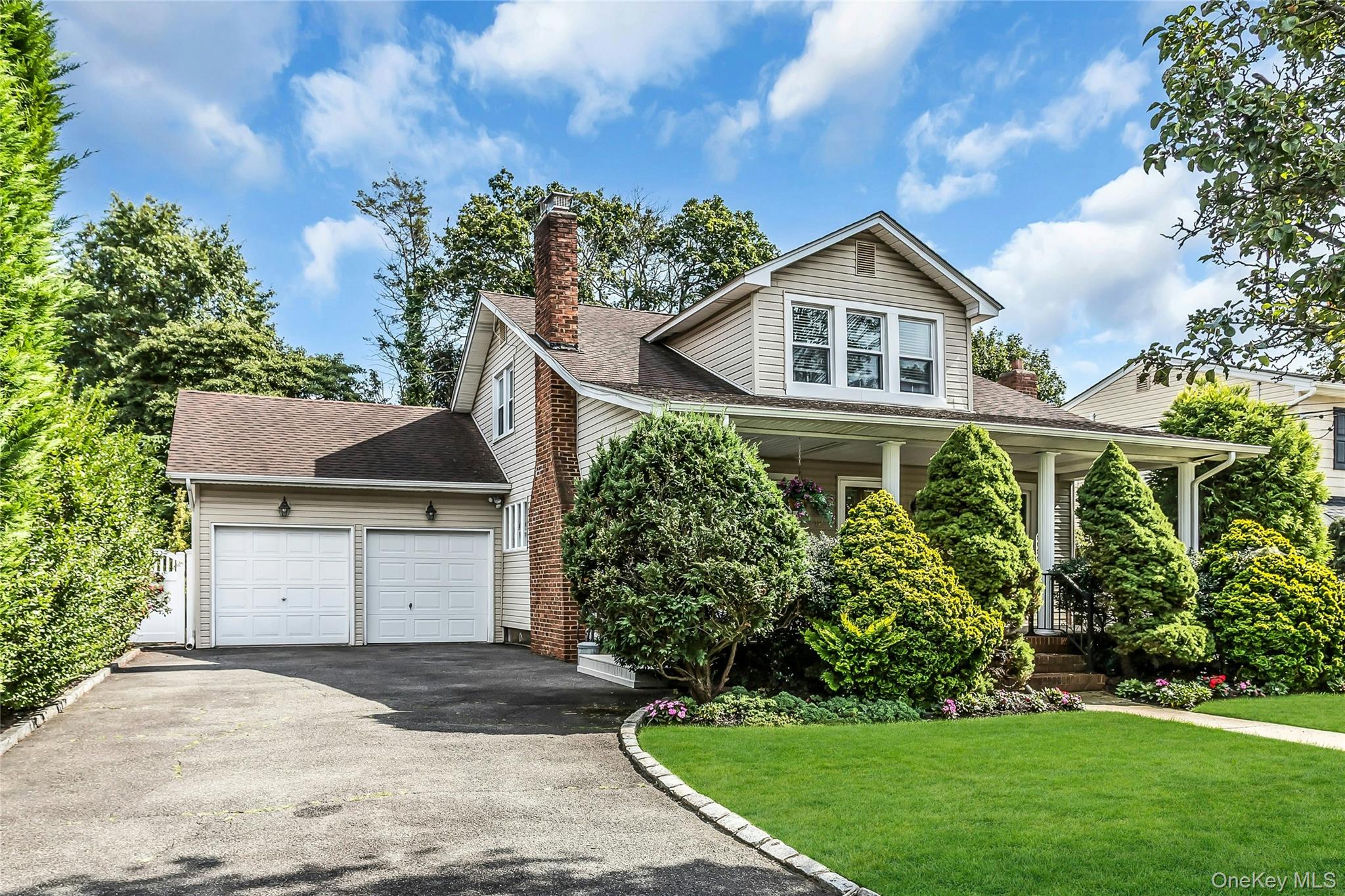 12 Roosevelt Avenue, Malverne, NY 11565