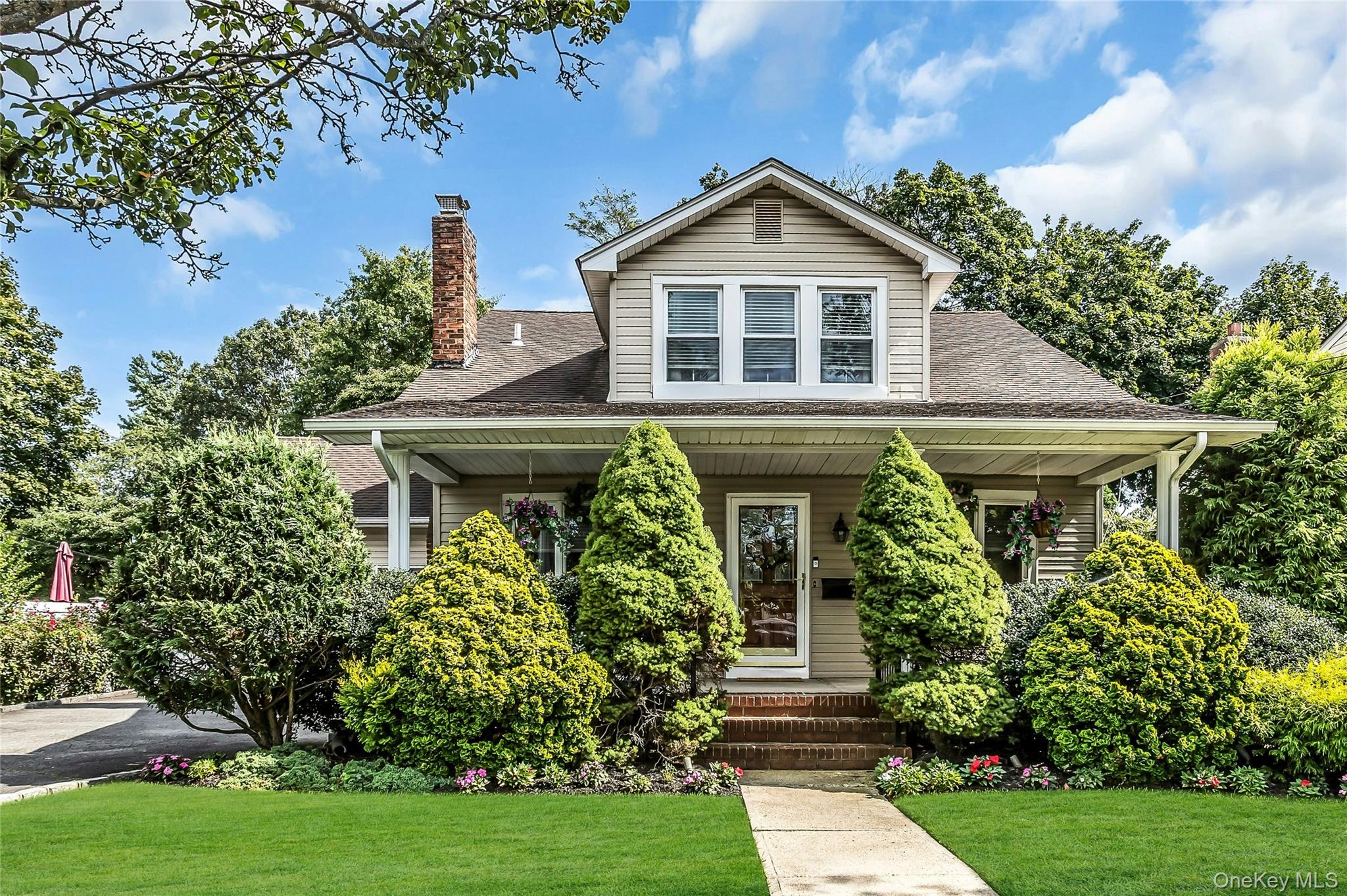 12 Roosevelt Avenue, Malverne, NY 11565