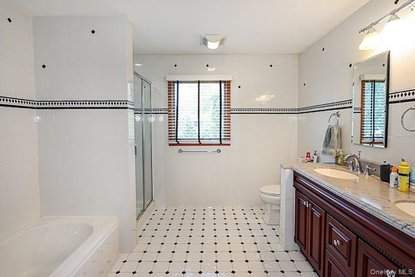 15 Hedgerow Lane, Commack, NY 11725