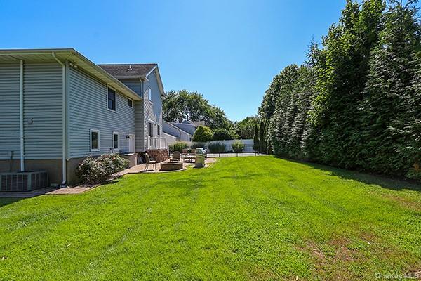 15 Hedgerow Lane, Commack, NY 11725