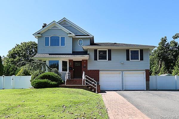 15 Hedgerow Lane, Commack, NY 11725