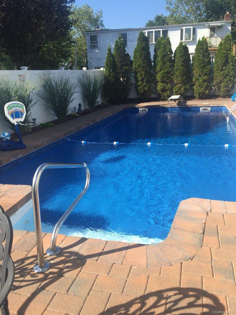 15 Hedgerow Lane, Commack, NY 11725