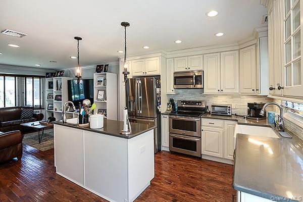 15 Hedgerow Lane, Commack, NY 11725