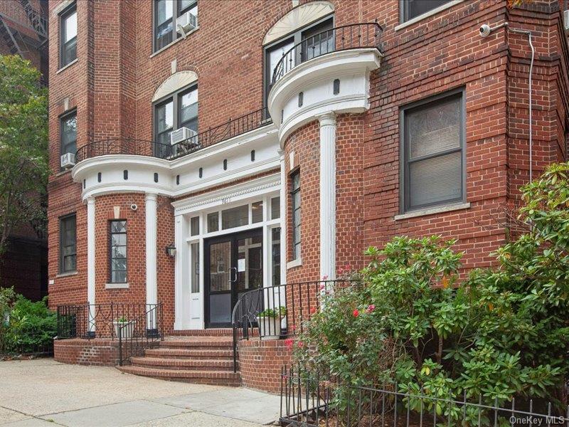 96-11 65 Road # 402, Rego Park, NY 11374
