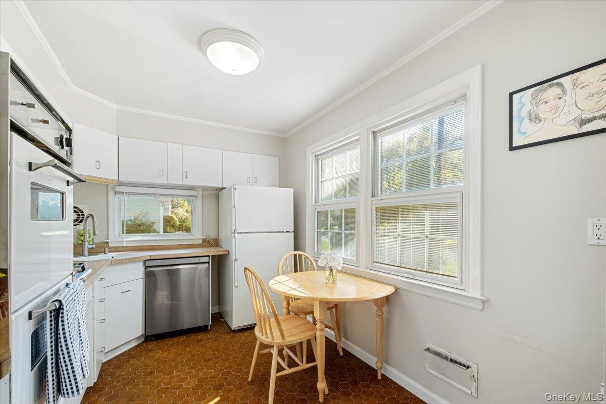 15 Carlyle Place, Hartsdale, NY 10530