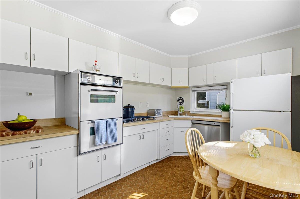 15 Carlyle Place, Hartsdale, NY 10530