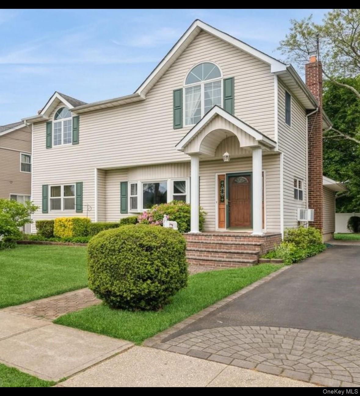 27 Lowell Street, Bethpage, NY 11714