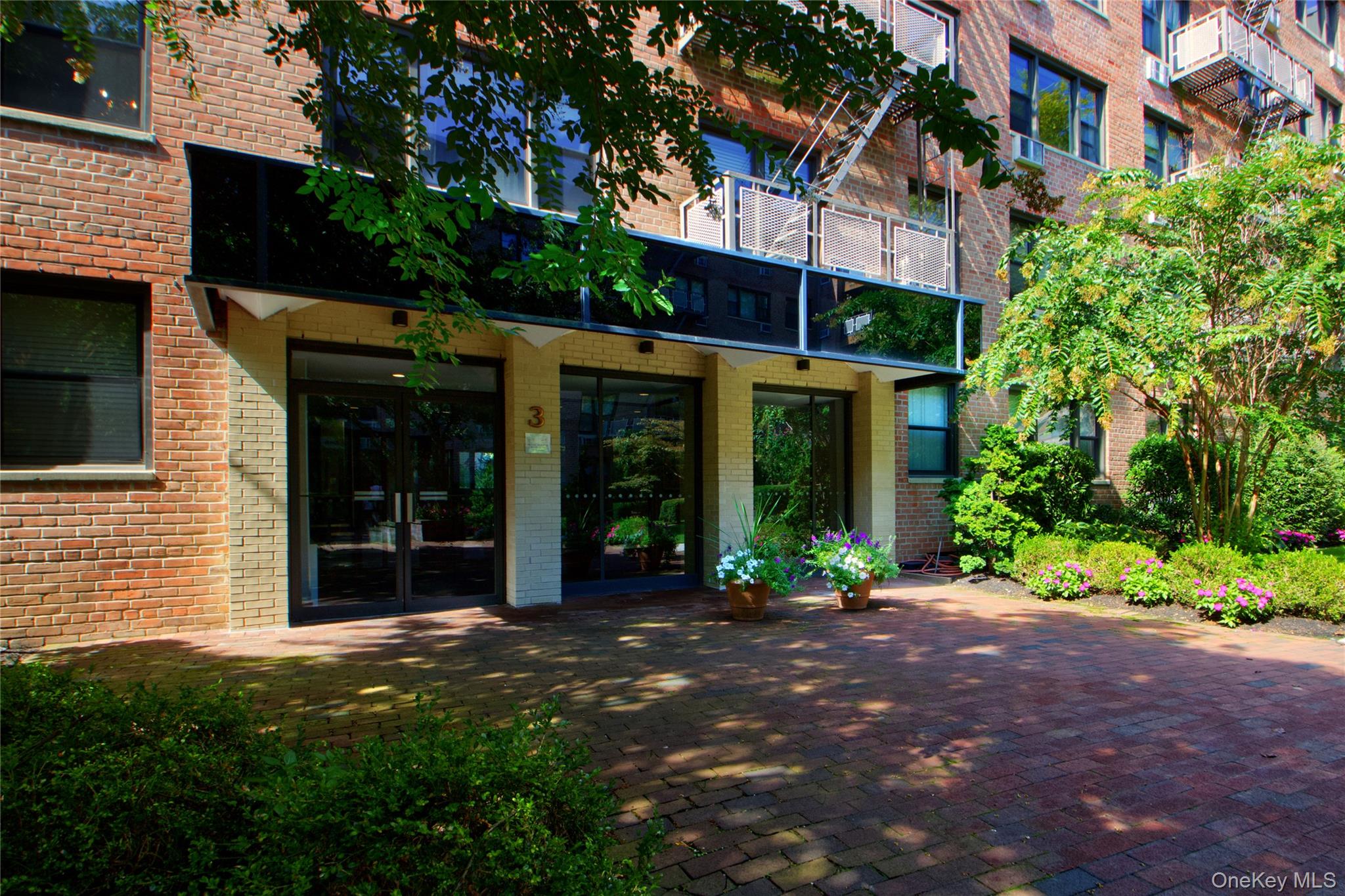 3 Birchwood Court # 2G, Mineola, NY 11501