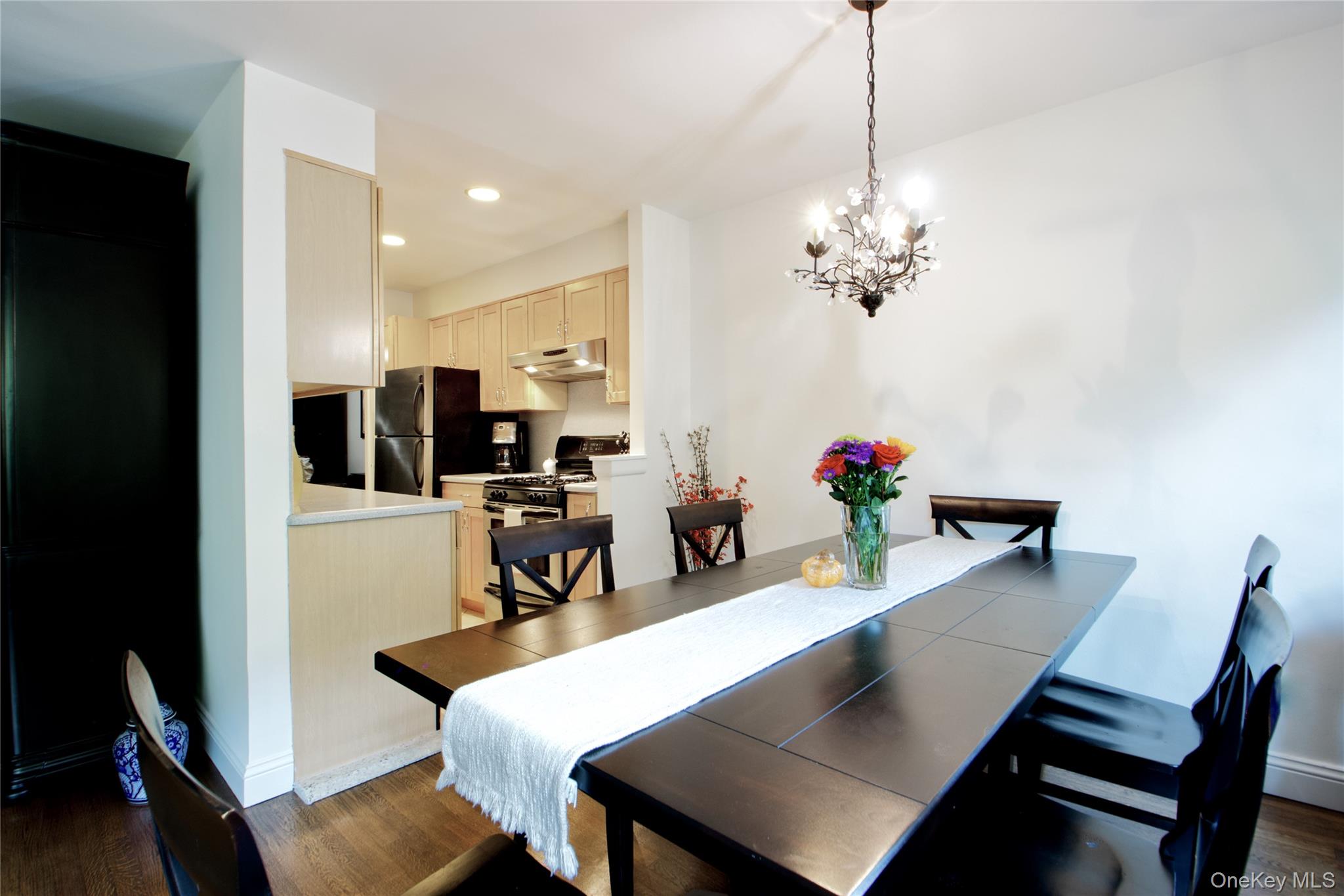 3 Birchwood Court # 2G, Mineola, NY 11501