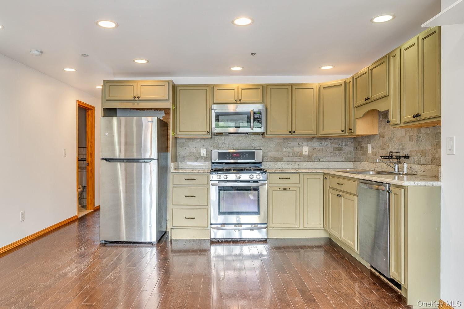 21-05 33rd Avenue, Astoria, NY 11106