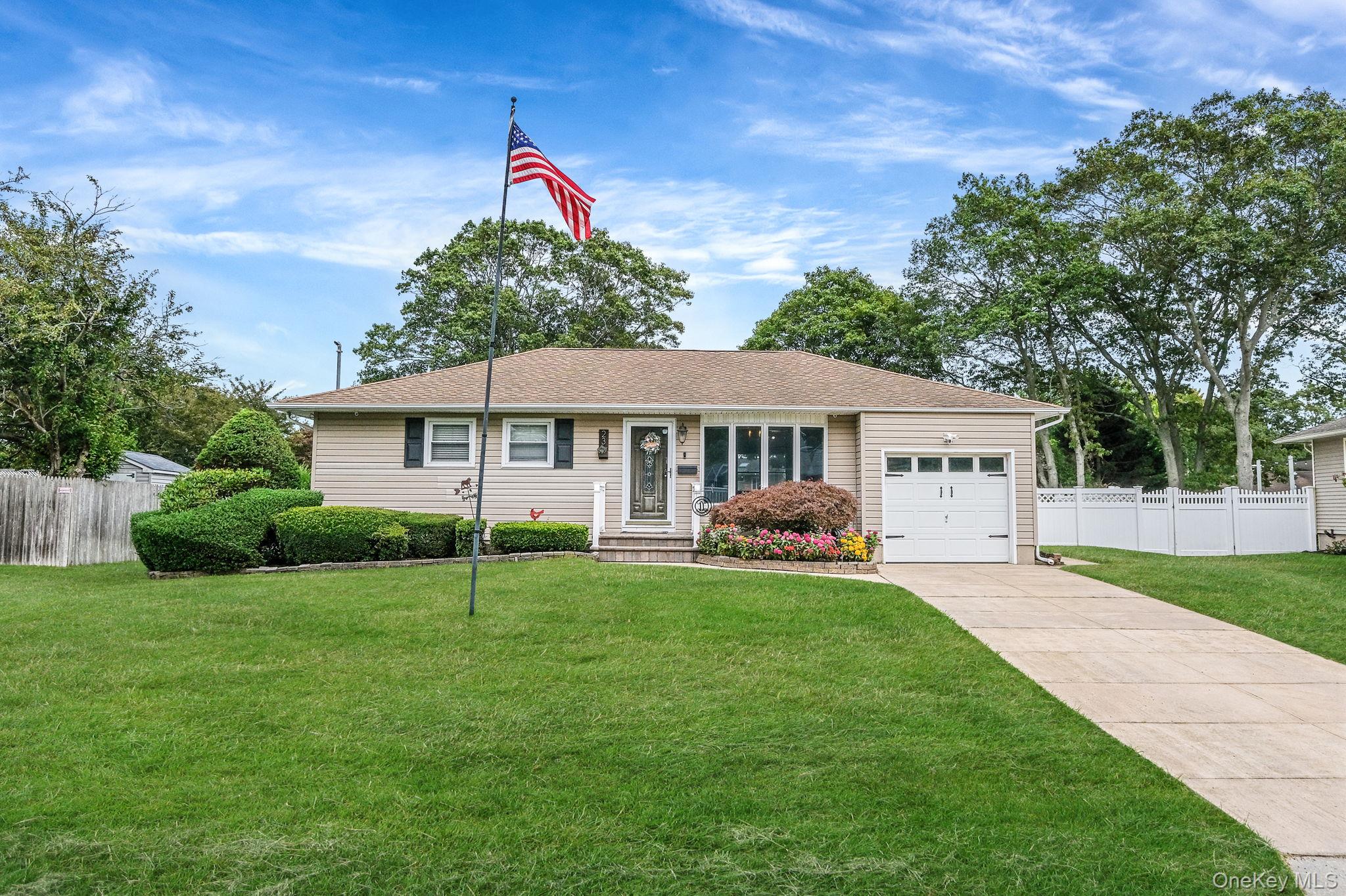 23 Bartley Lane, West Sayville, NY 11796