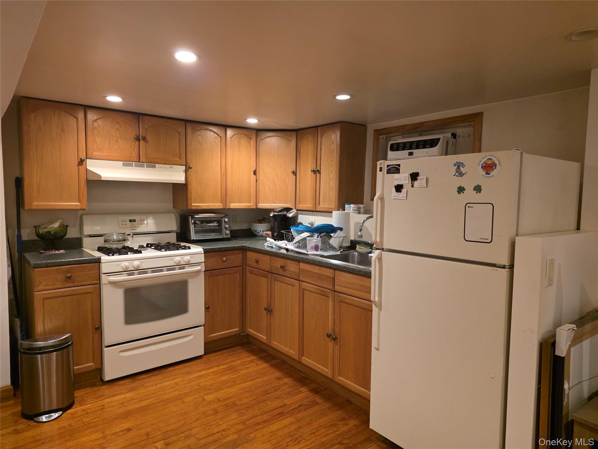 7949 77th Road, Glendale, NY 11385