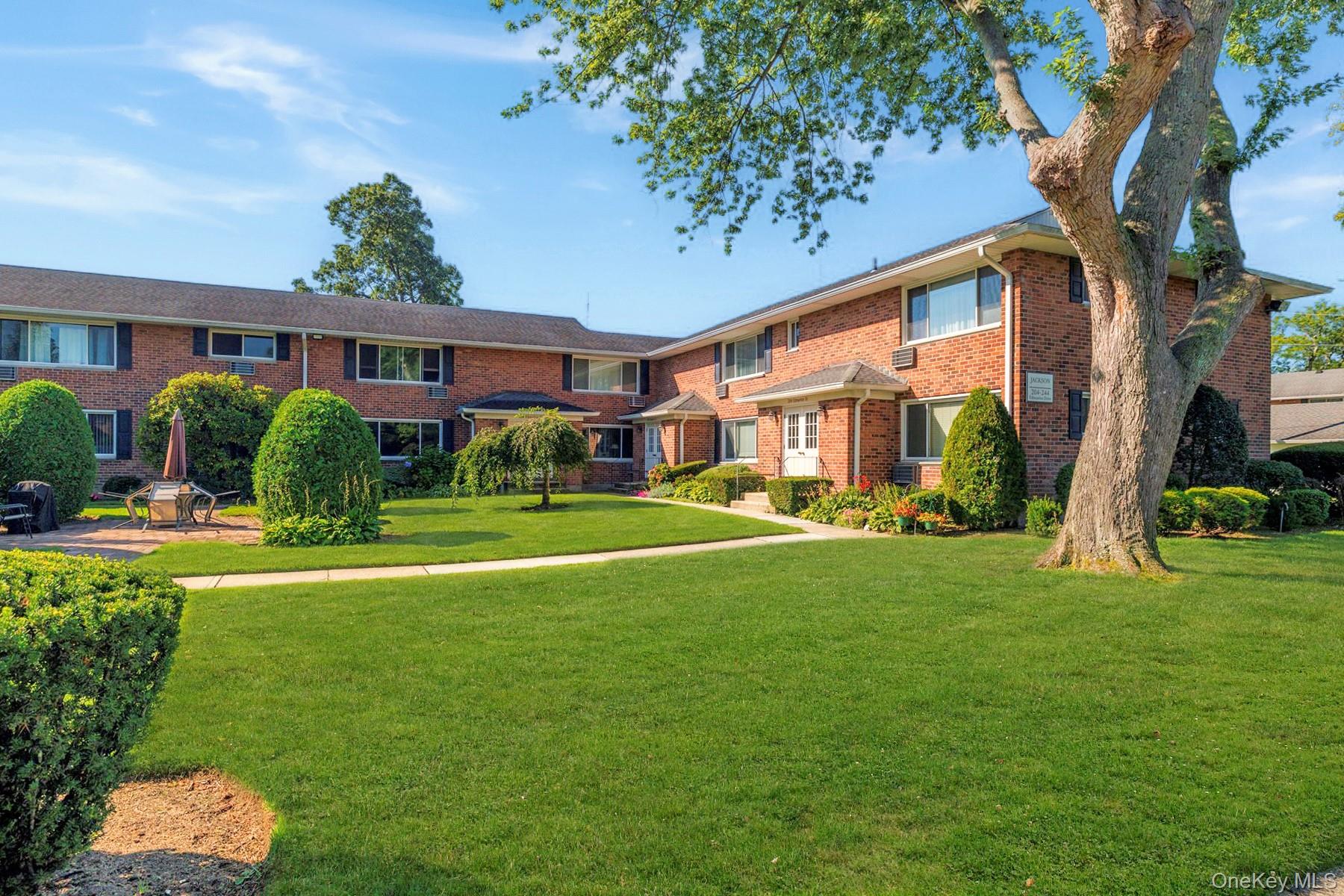 214 Edmunton Drive # J3, North Babylon, NY 11703