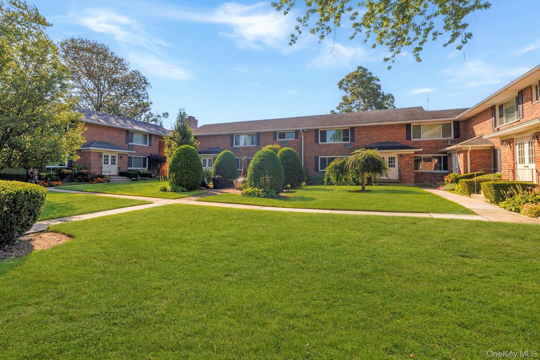 214 Edmunton Drive # J3, North Babylon, NY 11703