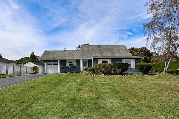 36 Torrey Pine Lane, Medford, NY 11763