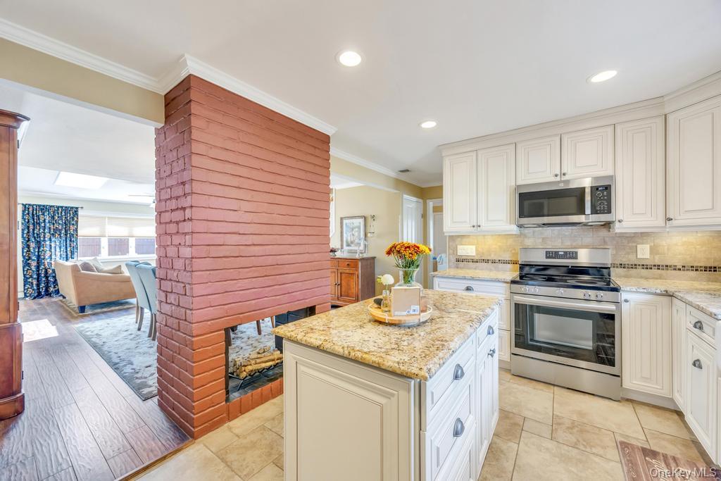 47 Choir Lane, Westbury, NY 11590