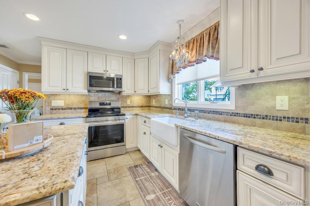 47 Choir Lane, Westbury, NY 11590