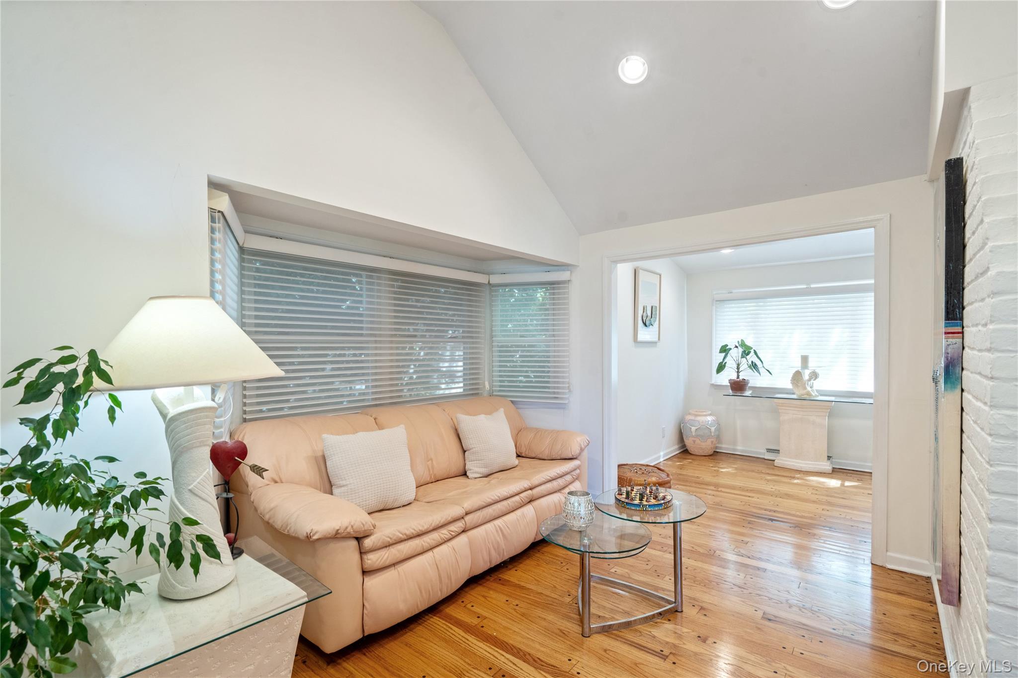 6 Overhill Lane, Roslyn, NY 11576