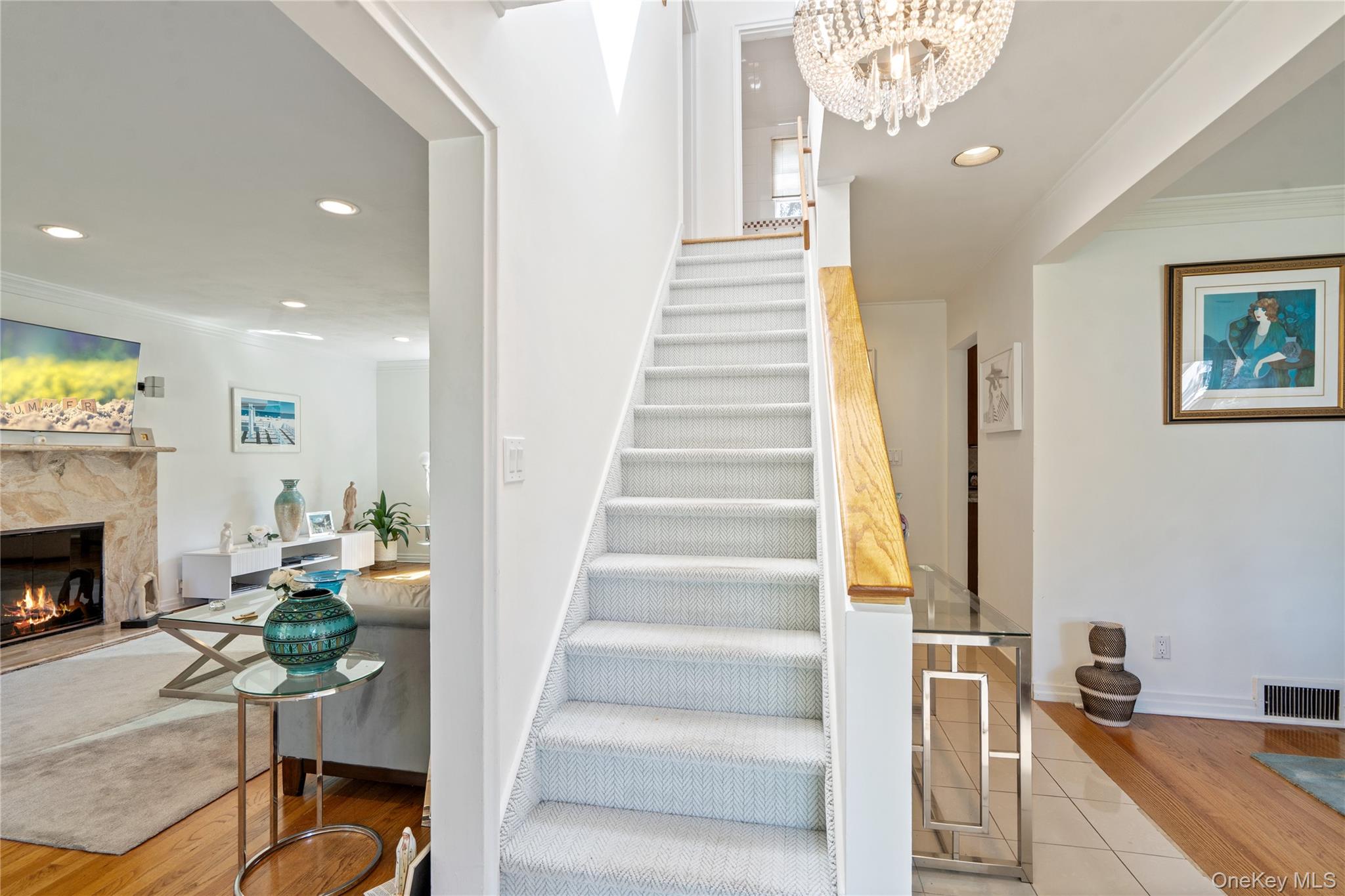 6 Overhill Lane, Roslyn, NY 11576