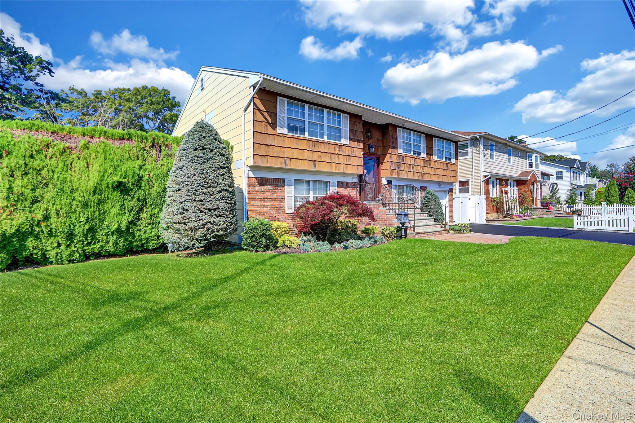 2 Roosevelt Avenue, Massapequa Park, NY 11762