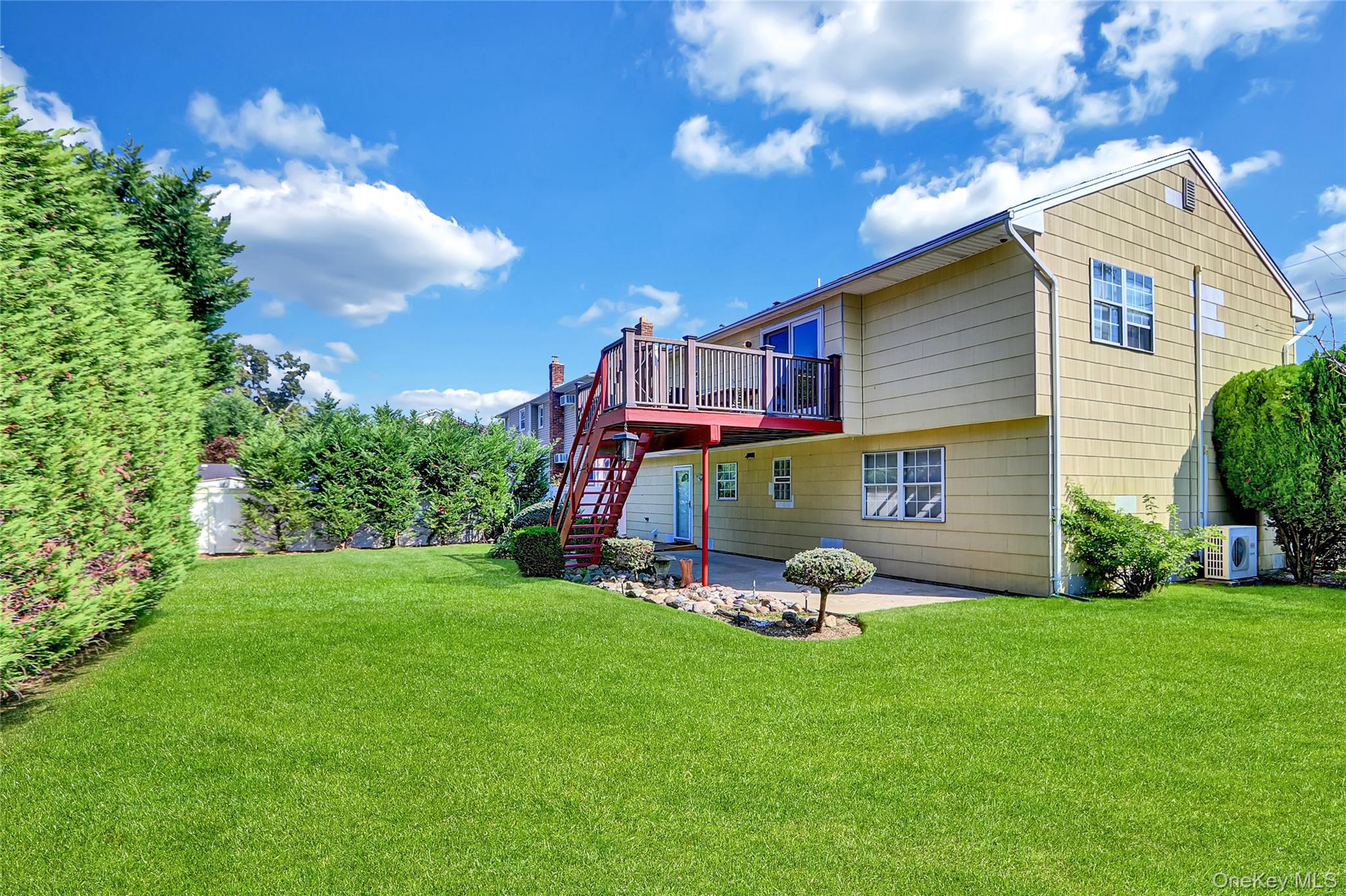 2 Roosevelt Avenue, Massapequa Park, NY 11762