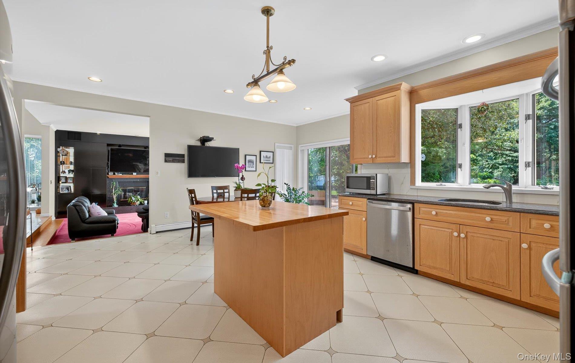 1 Ellen Court, Glen Cove, NY 11542