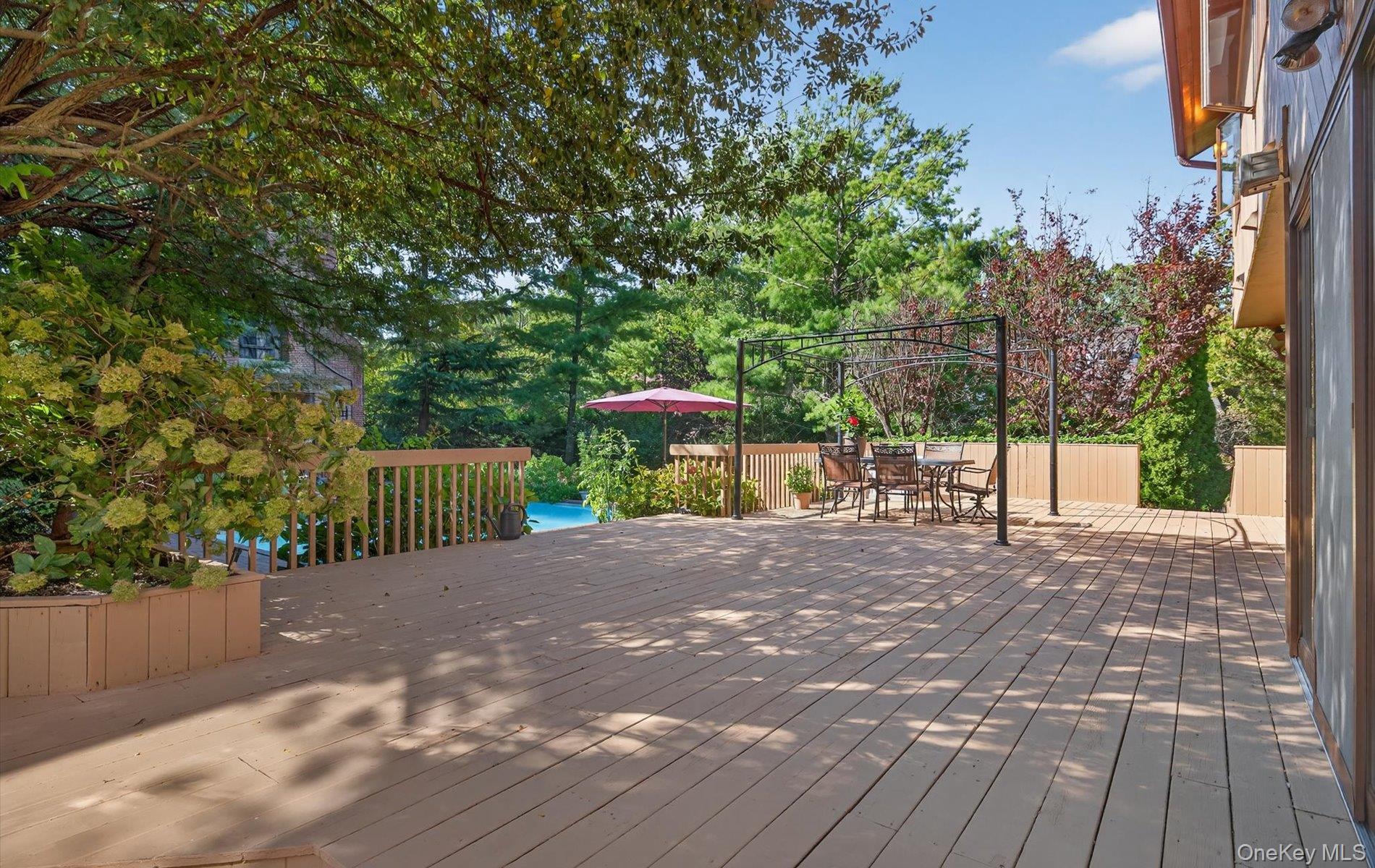 1 Ellen Court, Glen Cove, NY 11542