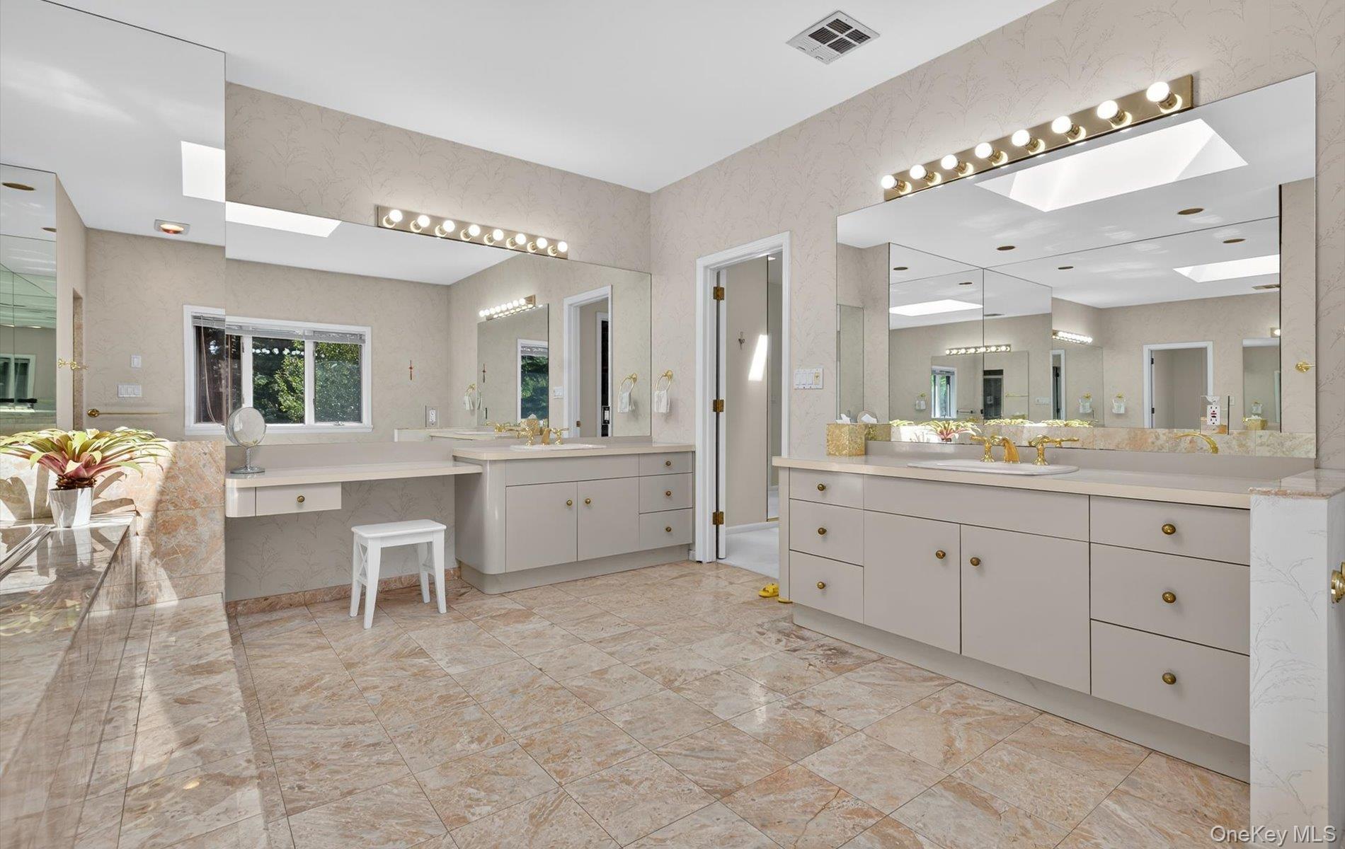 1 Ellen Court, Glen Cove, NY 11542