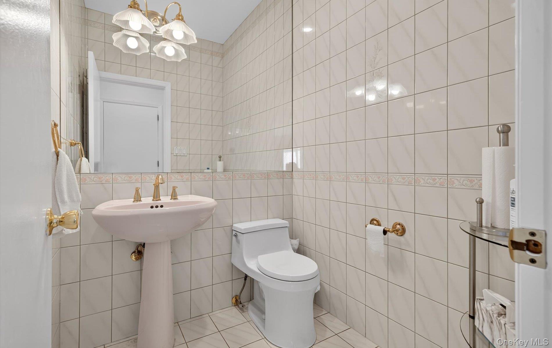 1 Ellen Court, Glen Cove, NY 11542