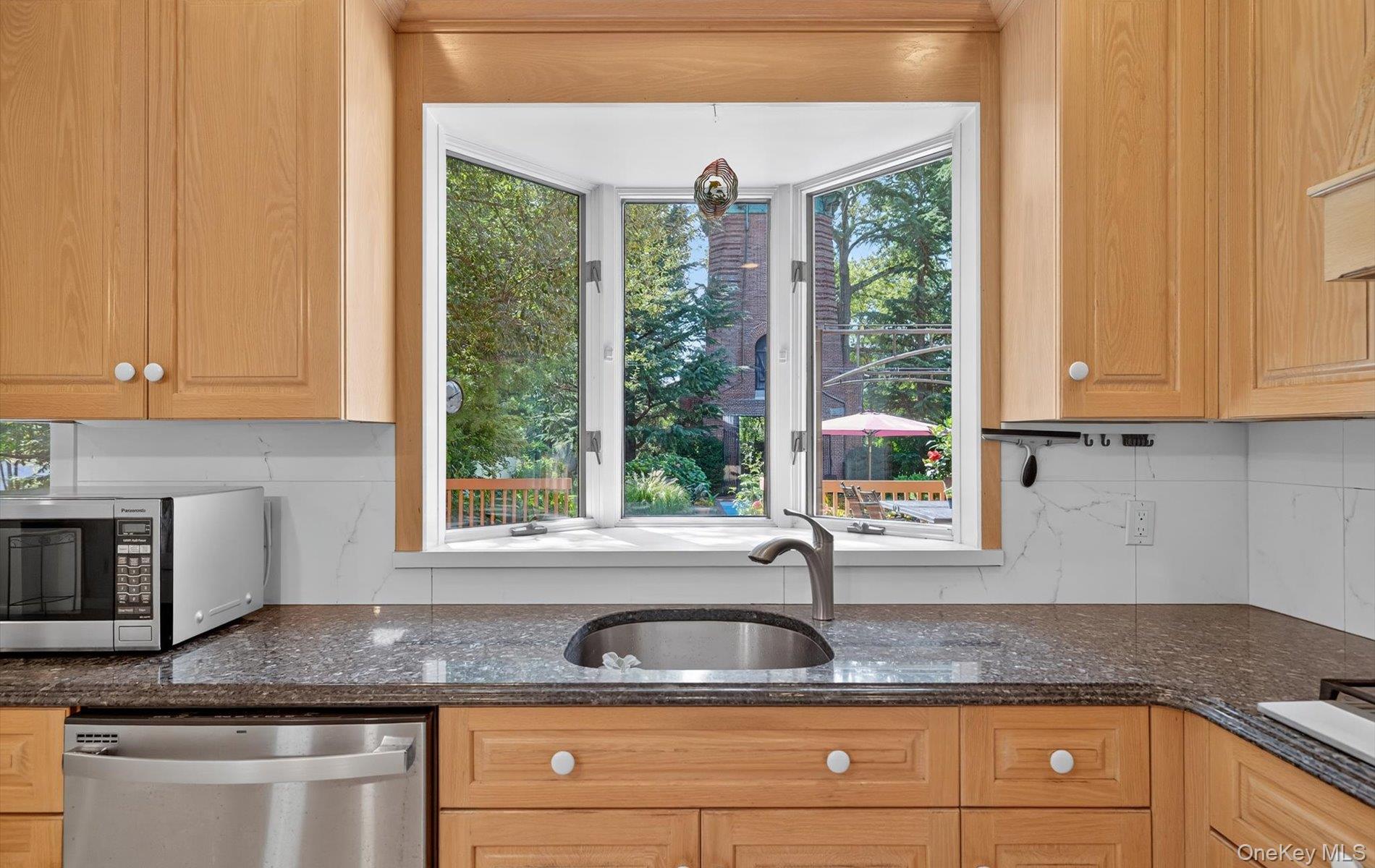 1 Ellen Court, Glen Cove, NY 11542