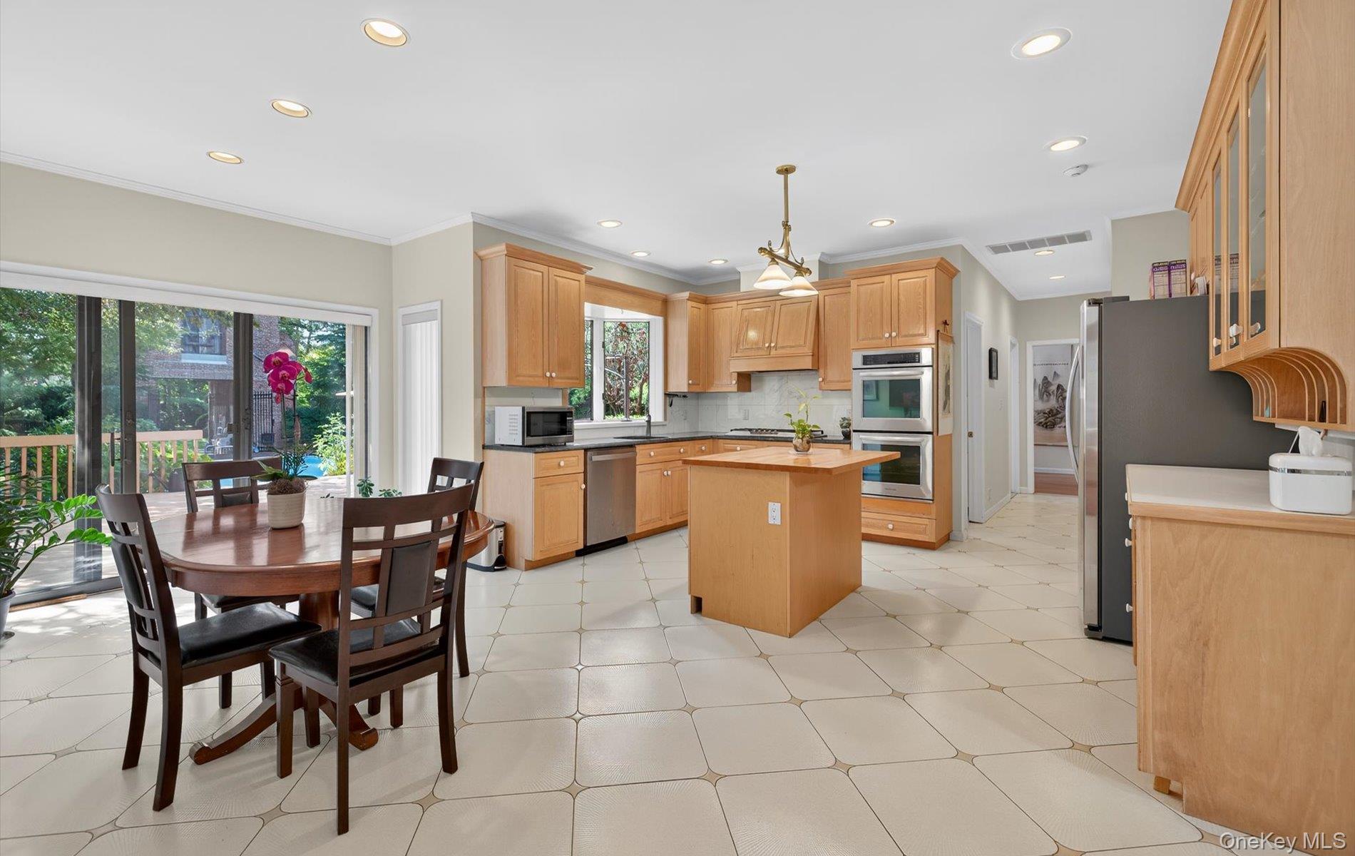 1 Ellen Court, Glen Cove, NY 11542