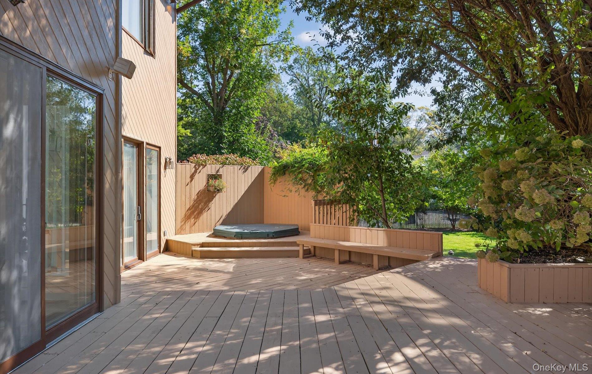 1 Ellen Court, Glen Cove, NY 11542