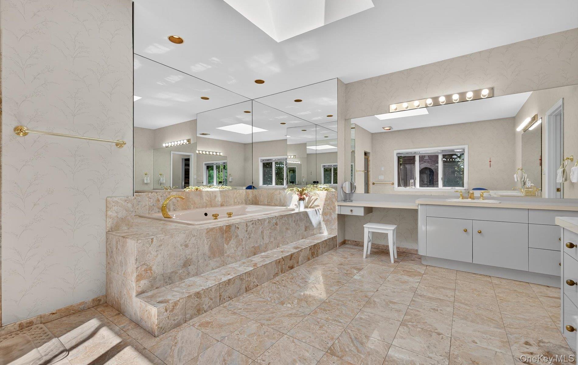 1 Ellen Court, Glen Cove, NY 11542