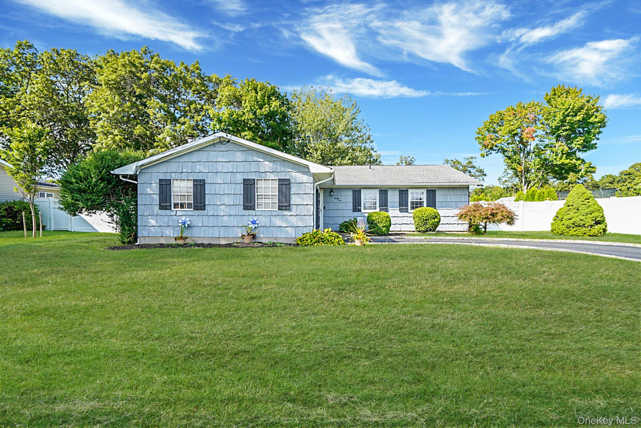 21 Coleridge Road, Holbrook, NY 11741