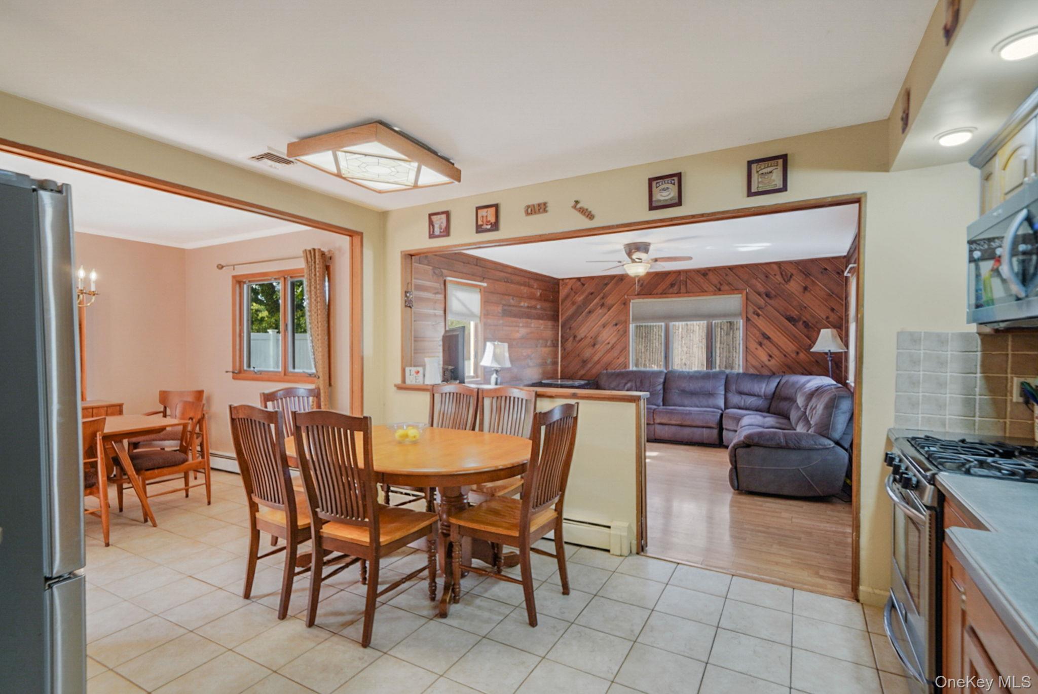 21 Coleridge Road, Holbrook, NY 11741