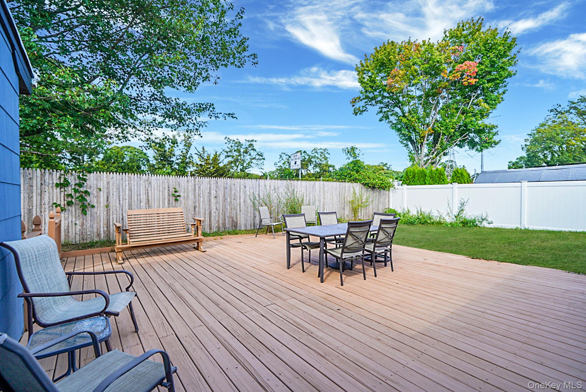 21 Coleridge Road, Holbrook, NY 11741